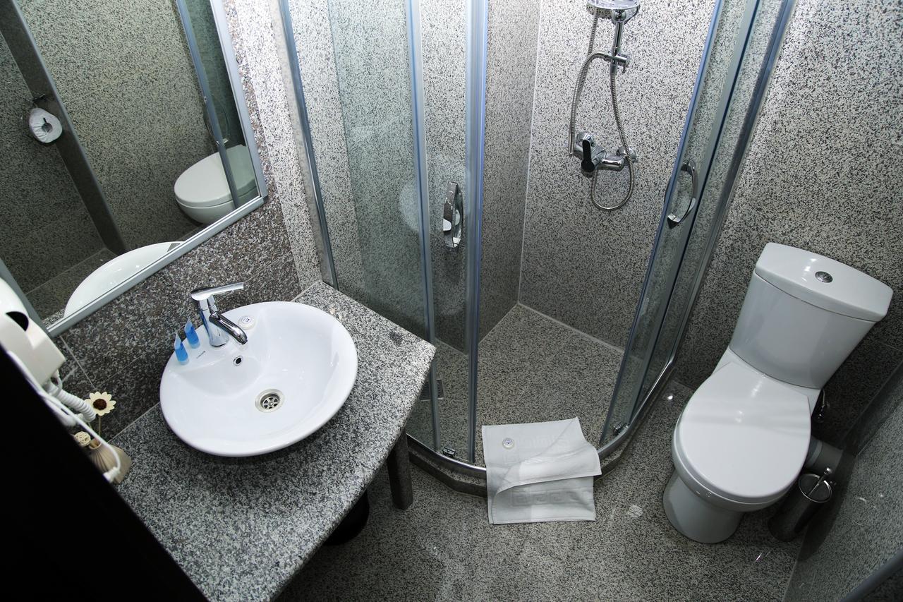 Iveria Hotel Khashuri Bagian luar foto